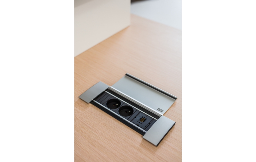 Gravity Desk MDD office workstation desk in Dubai UAE