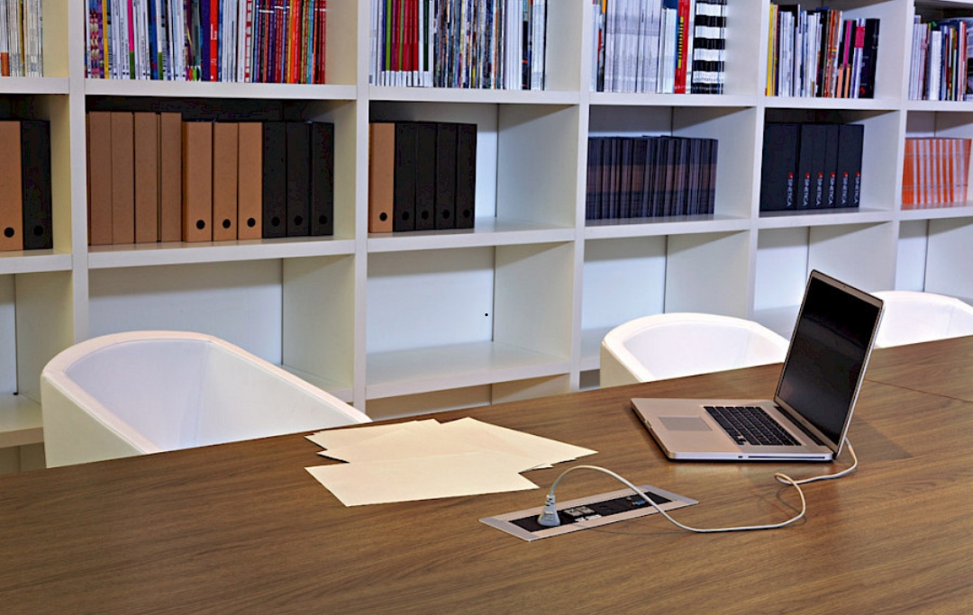 Sinetica Italian office furniture Dubai UAE